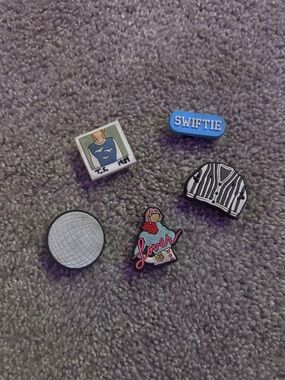 Textured Round Enamel Pin - Gray Grid Design